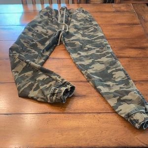 Hollister womens medium camouflage pants